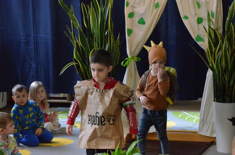 Ekologiczny pokaz mody w skierniewickim przedszkolu 