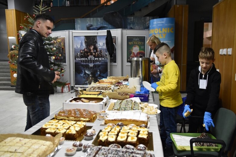  Grali dla psiaków i kociaków, zachęcali do ich adopcji 