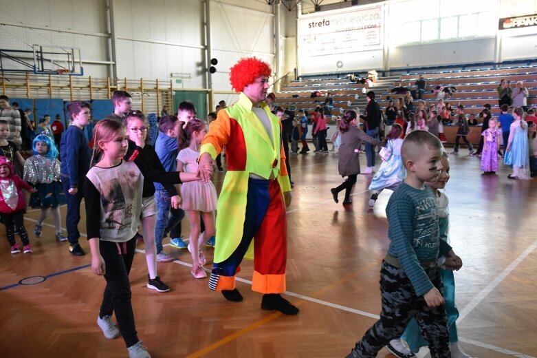  Karnawałowe pląsy na zakończenie ferii 