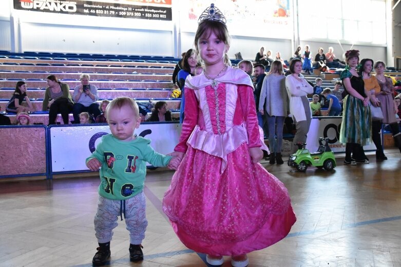  Karnawałowe pląsy na zakończenie ferii 