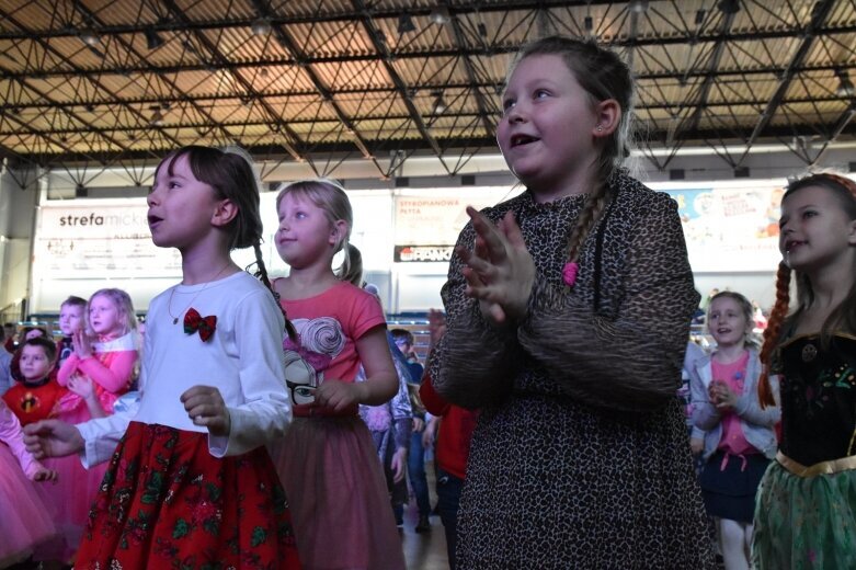  Karnawałowe pląsy na zakończenie ferii 