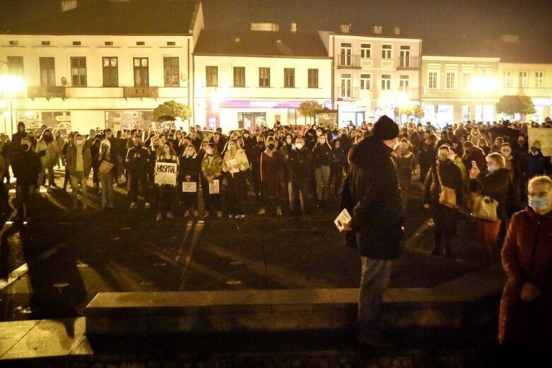  Kilkutysięczny tłum w Skierniewicach. Kobiety znów wyszły na ulicę [ZDJĘCIA, FILM] 