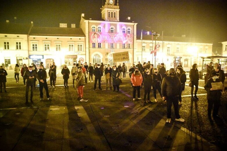  Kilkutysięczny tłum w Skierniewicach. Kobiety znów wyszły na ulicę [ZDJĘCIA, FILM] 