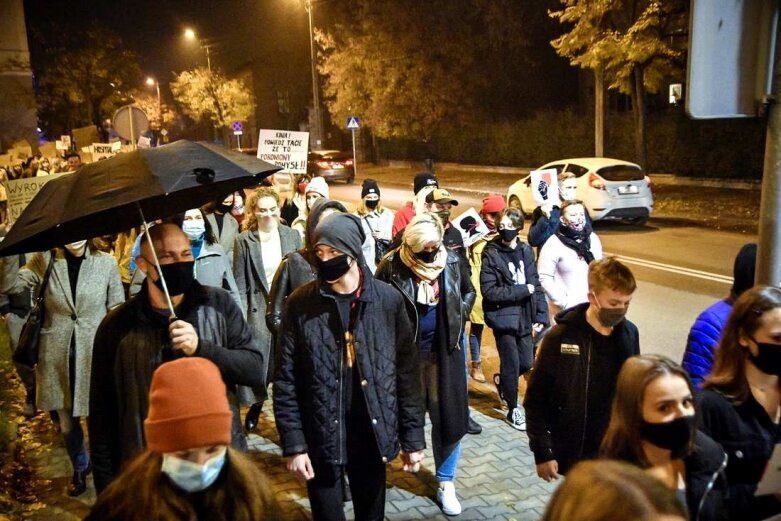  Kilkutysięczny tłum w Skierniewicach. Kobiety znów wyszły na ulicę [ZDJĘCIA, FILM] 