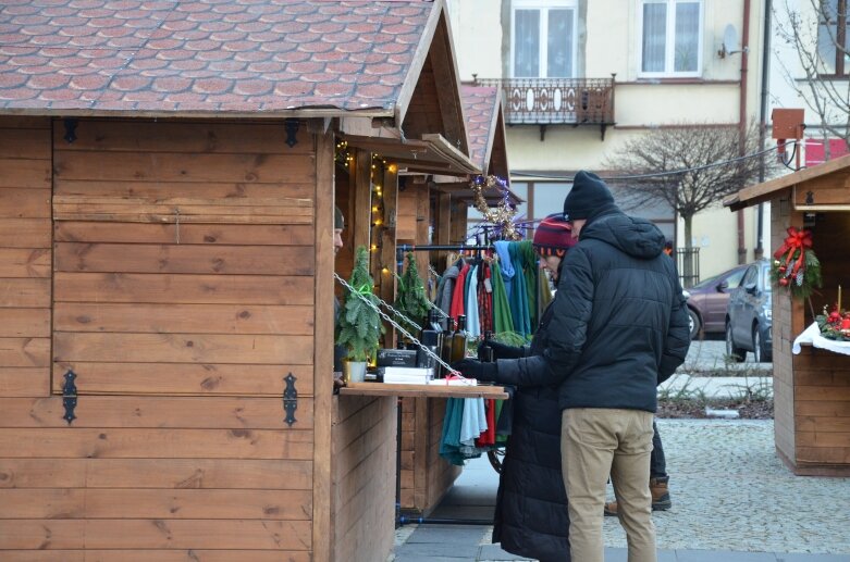 Magia świąt na skierniewickim Rynku – jarmark, warsztaty i wizyta Świętego Mikołaja