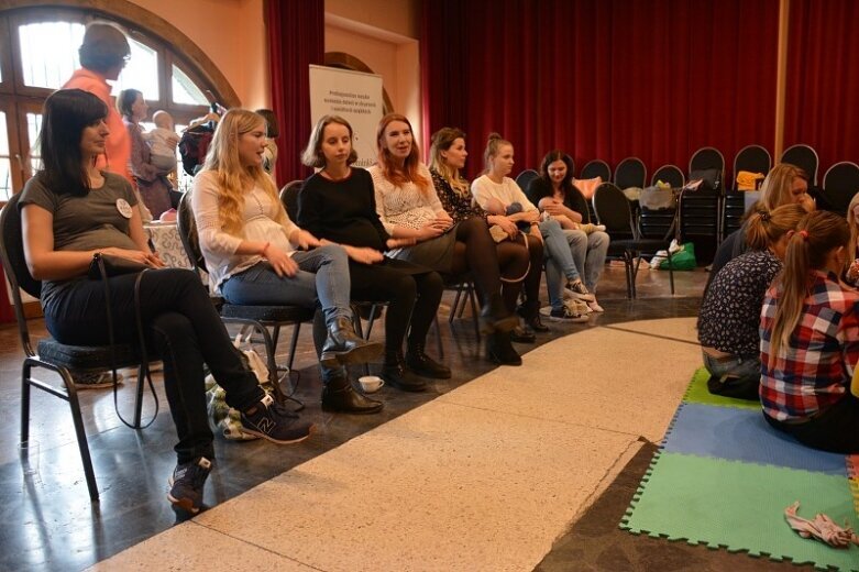  Mamy dowód, że młode mamy nie chcą siedzieć w domach. Zdjęcia i VIDEO 