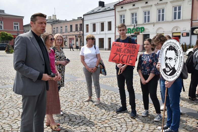  Marsz po nowe życie. Happening licealistów na rynku 