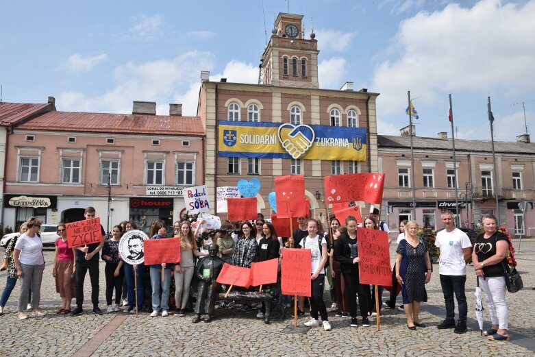  Marsz po nowe życie. Happening licealistów na rynku 