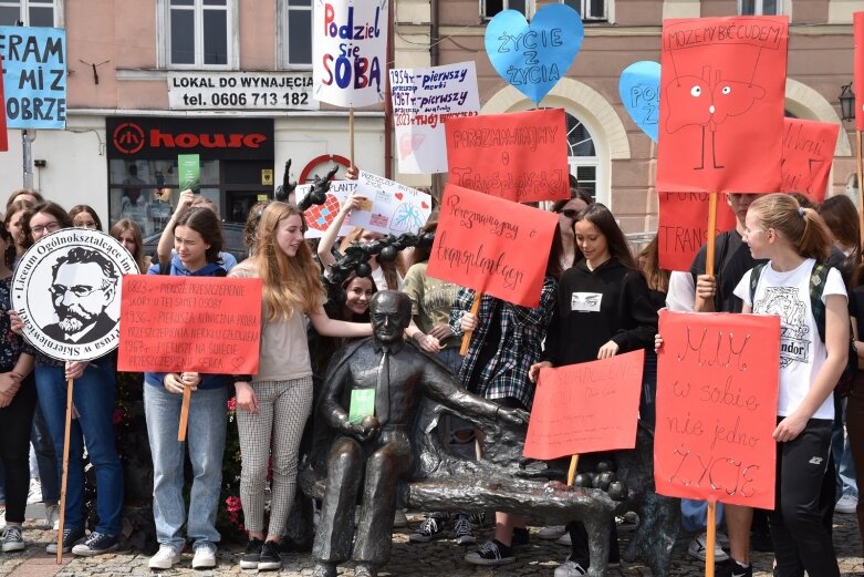  Marsz po nowe życie. Happening licealistów na rynku 