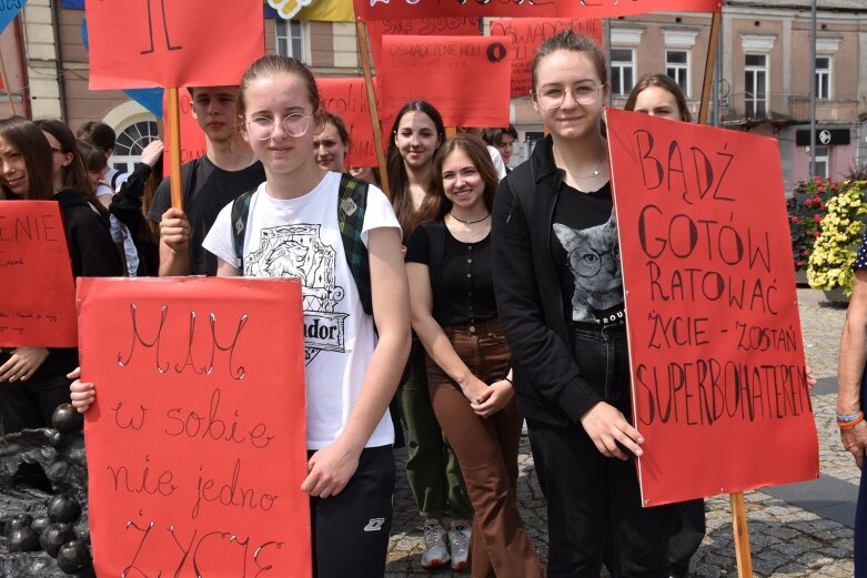  Marsz po nowe życie. Happening licealistów na rynku 