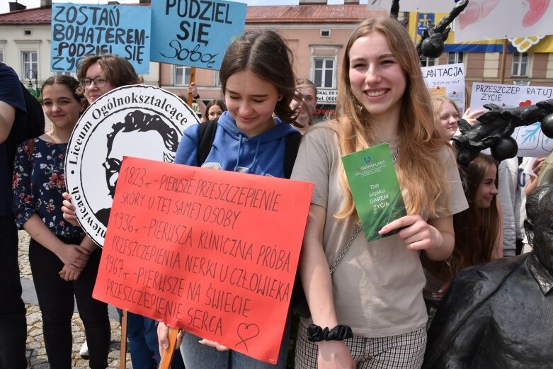  Marsz po nowe życie. Happening licealistów na rynku 