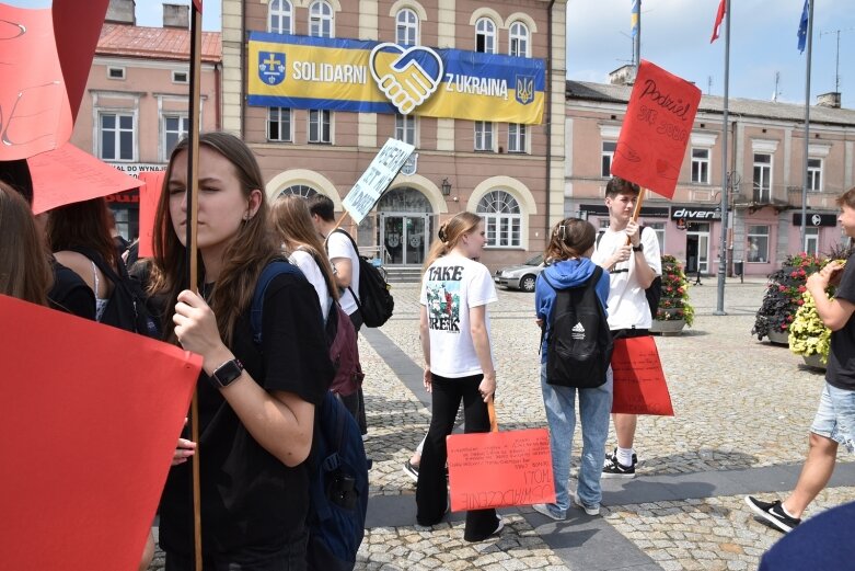  Marsz po nowe życie. Happening licealistów na rynku 