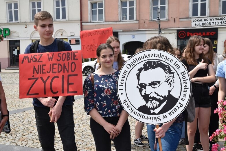  Marsz po nowe życie. Happening licealistów na rynku 