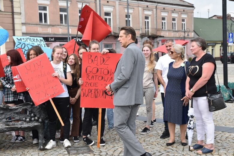  Marsz po nowe życie. Happening licealistów na rynku 