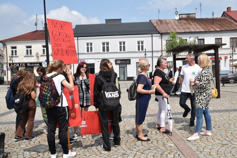  Marsz po nowe życie. Happening licealistów na rynku 