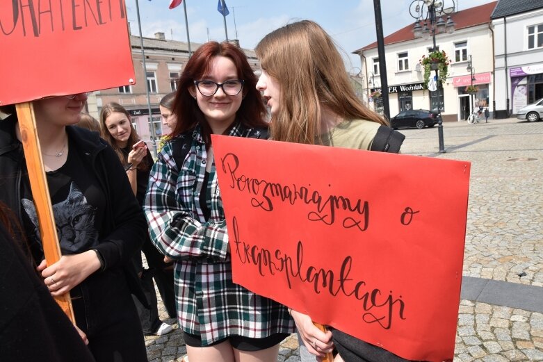  Marsz po nowe życie. Happening licealistów na rynku 