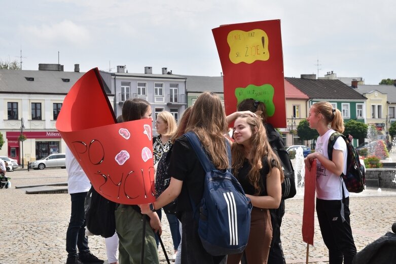  Marsz po nowe życie. Happening licealistów na rynku 