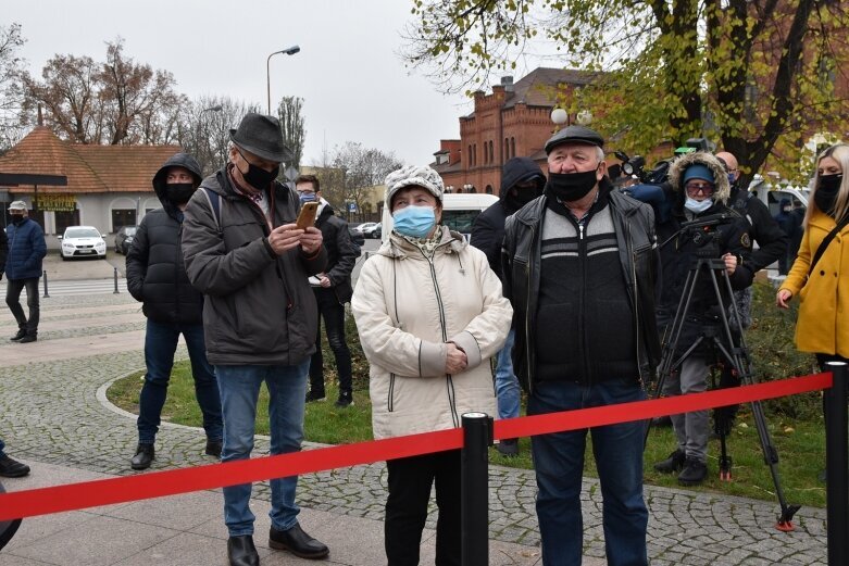  Minister Piotr Gliński na uroczystości odsłonięcia pomnika w Skierniewicach 