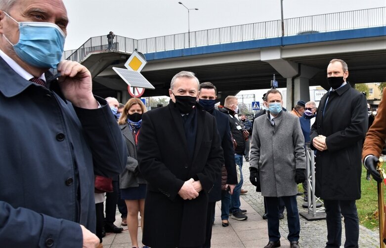  Minister Piotr Gliński na uroczystości odsłonięcia pomnika w Skierniewicach 