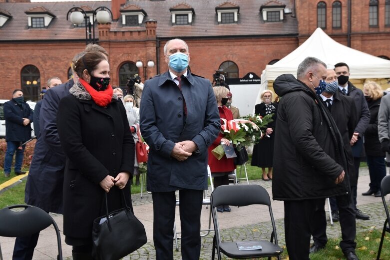  Minister Piotr Gliński na uroczystości odsłonięcia pomnika w Skierniewicach 