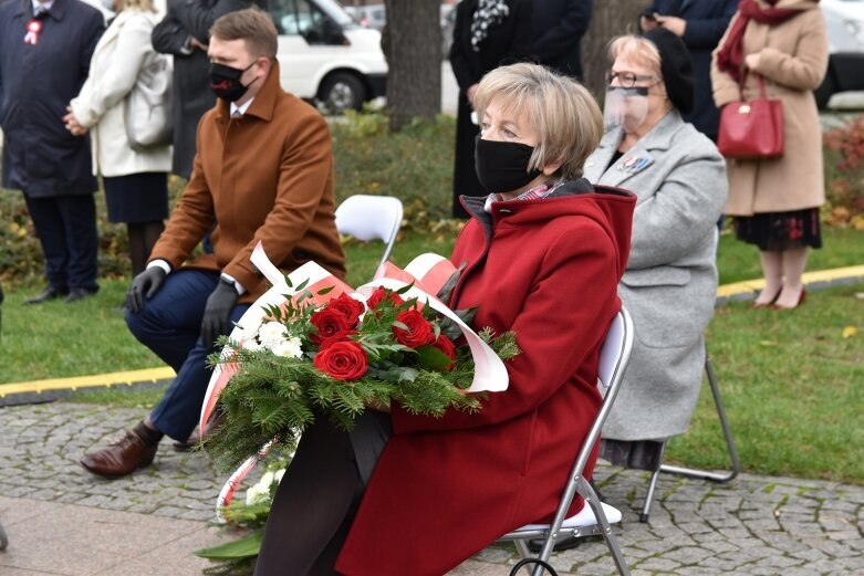  Minister Piotr Gliński na uroczystości odsłonięcia pomnika w Skierniewicach 