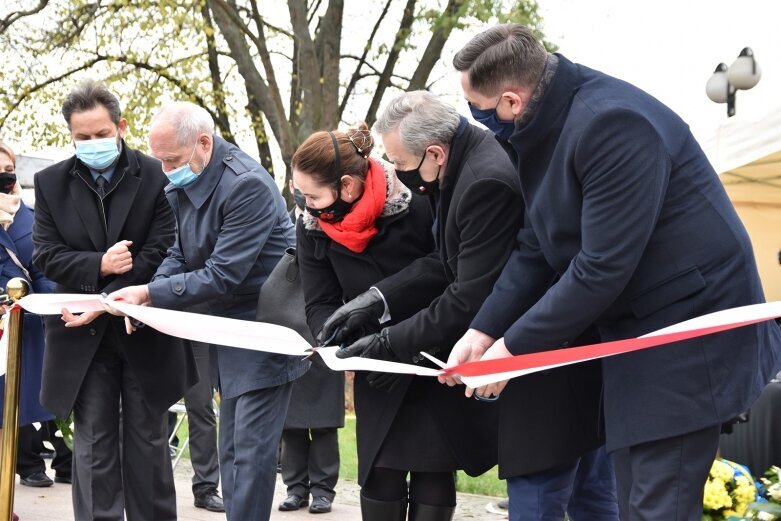  Minister Piotr Gliński na uroczystości odsłonięcia pomnika w Skierniewicach 