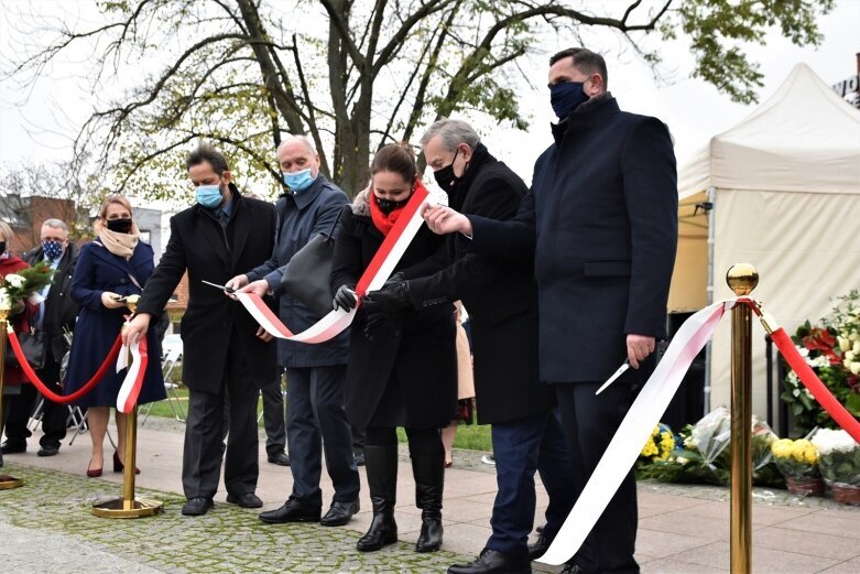  Minister Piotr Gliński na uroczystości odsłonięcia pomnika w Skierniewicach 