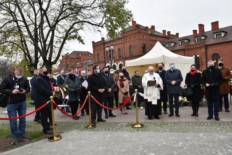  Minister Piotr Gliński na uroczystości odsłonięcia pomnika w Skierniewicach 