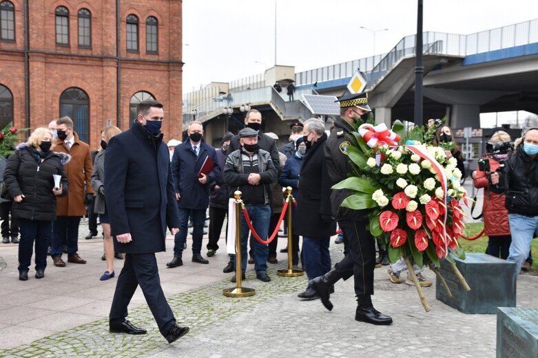  Minister Piotr Gliński na uroczystości odsłonięcia pomnika w Skierniewicach 