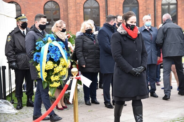  Minister Piotr Gliński na uroczystości odsłonięcia pomnika w Skierniewicach 