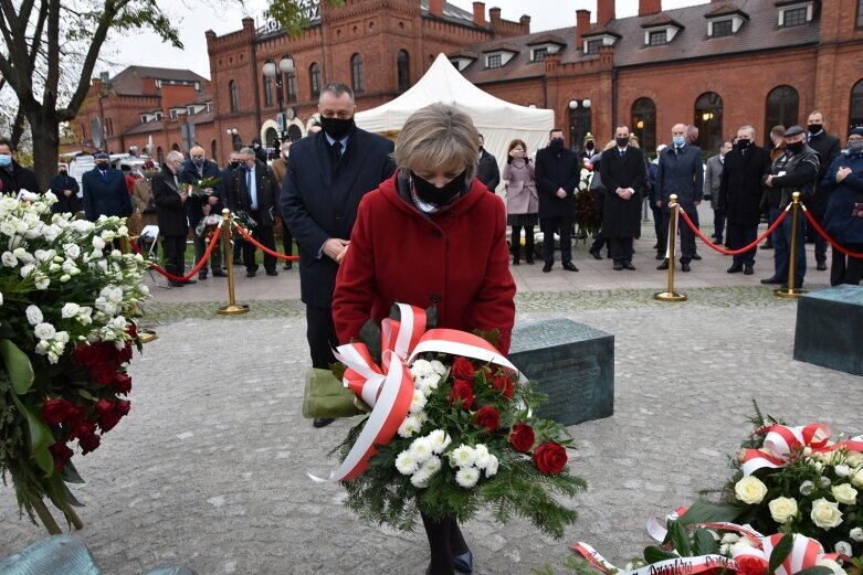  Minister Piotr Gliński na uroczystości odsłonięcia pomnika w Skierniewicach 