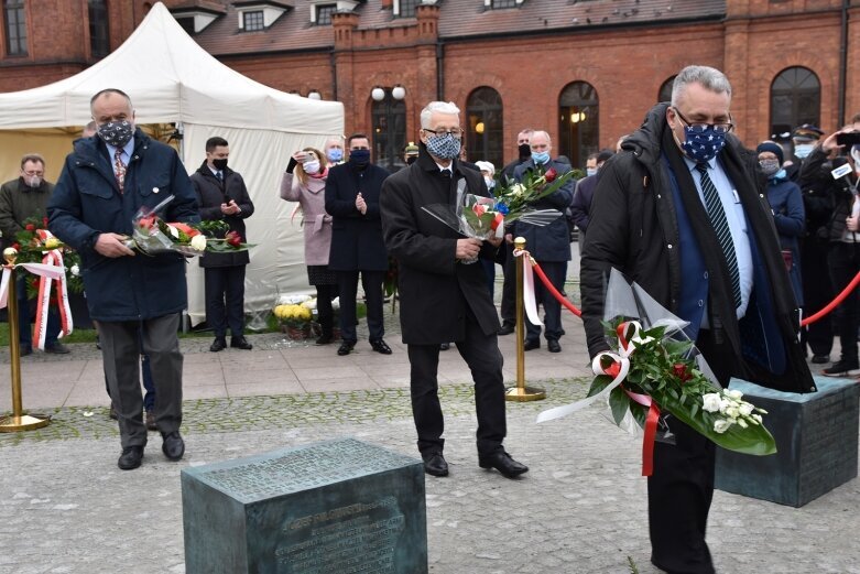  Minister Piotr Gliński na uroczystości odsłonięcia pomnika w Skierniewicach 