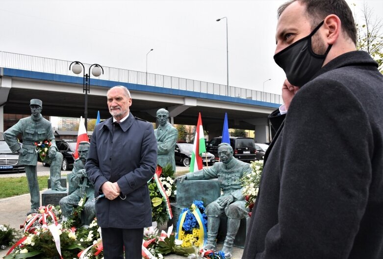  Minister Piotr Gliński na uroczystości odsłonięcia pomnika w Skierniewicach 