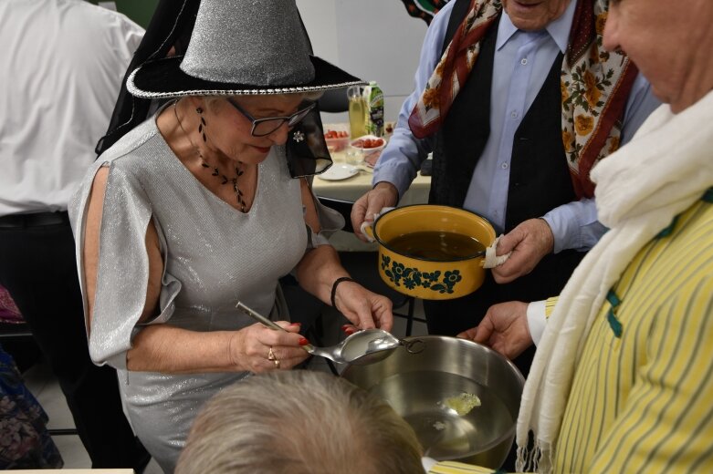  Młodzi i seniorzy bawili się na balach andrzejkowych  