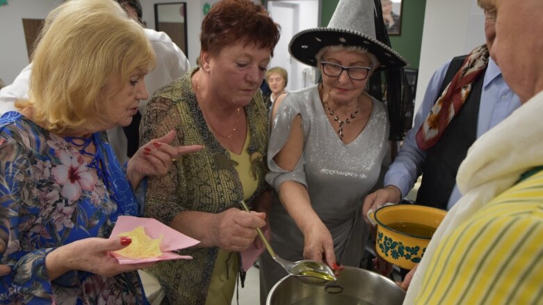  Młodzi i seniorzy bawili się na balach andrzejkowych  