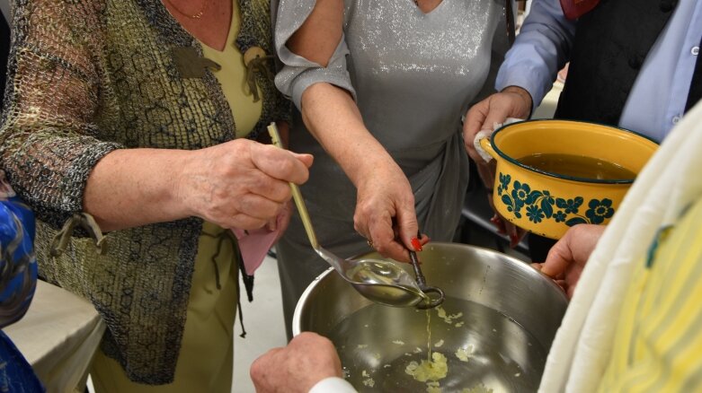  Młodzi i seniorzy bawili się na balach andrzejkowych  