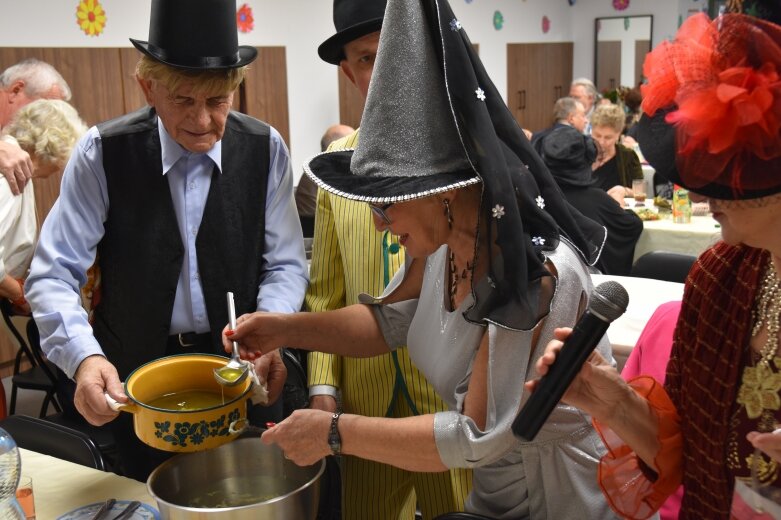  Młodzi i seniorzy bawili się na balach andrzejkowych  