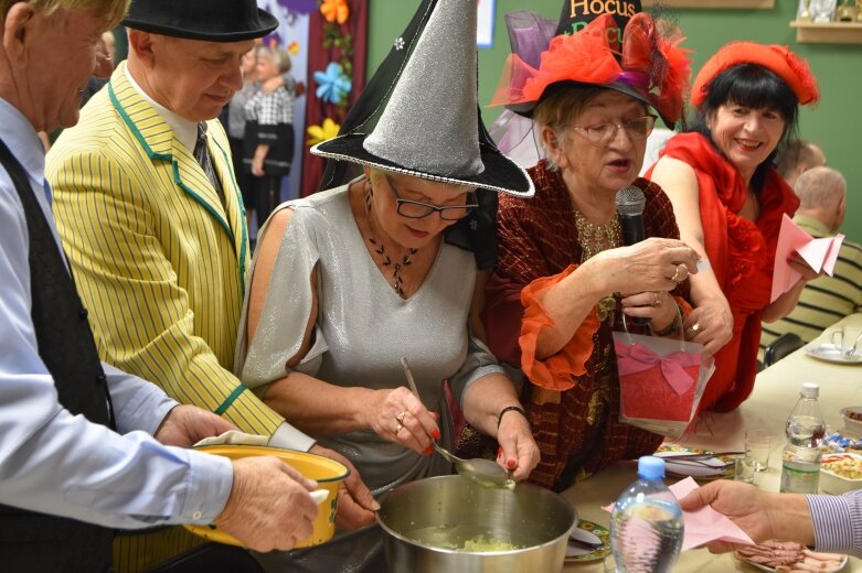  Młodzi i seniorzy bawili się na balach andrzejkowych  