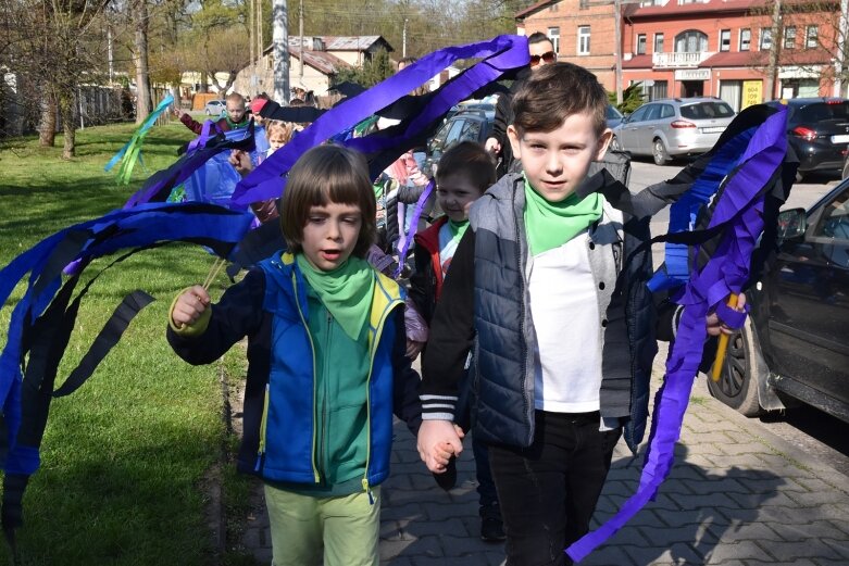  Na ratunek Ziemi! Przedszkolaki przeszły w barwnym happeningu 