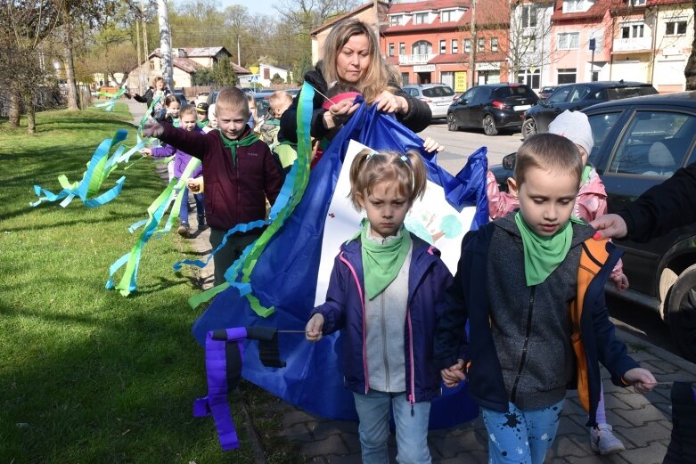  Na ratunek Ziemi! Przedszkolaki przeszły w barwnym happeningu 