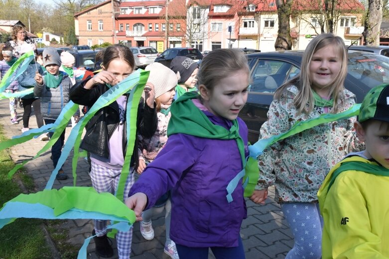  Na ratunek Ziemi! Przedszkolaki przeszły w barwnym happeningu 