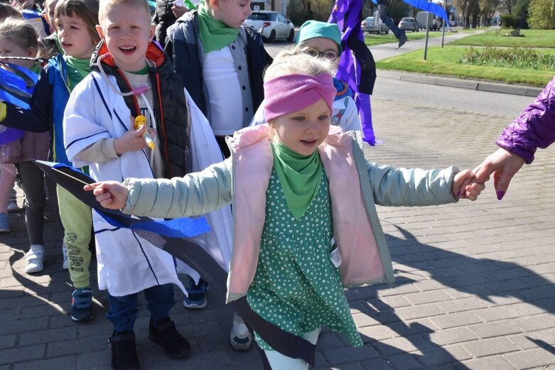  Na ratunek Ziemi! Przedszkolaki przeszły w barwnym happeningu 