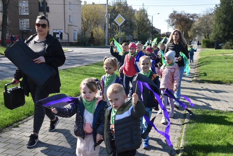  Na ratunek Ziemi! Przedszkolaki przeszły w barwnym happeningu 