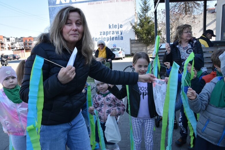  Na ratunek Ziemi! Przedszkolaki przeszły w barwnym happeningu 