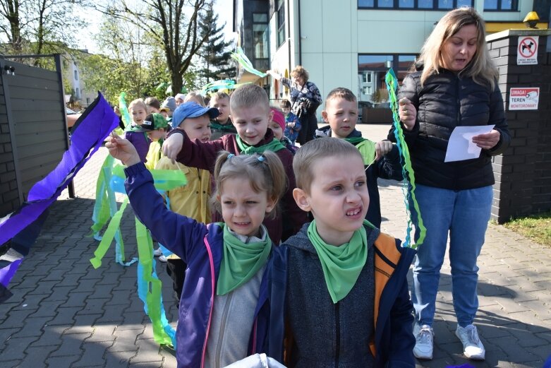  Na ratunek Ziemi! Przedszkolaki przeszły w barwnym happeningu 