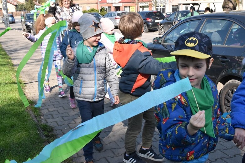  Na ratunek Ziemi! Przedszkolaki przeszły w barwnym happeningu 