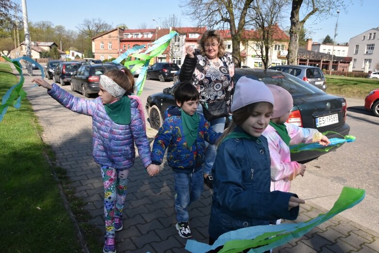  Na ratunek Ziemi! Przedszkolaki przeszły w barwnym happeningu 