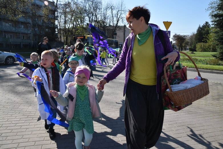  Na ratunek Ziemi! Przedszkolaki przeszły w barwnym happeningu 