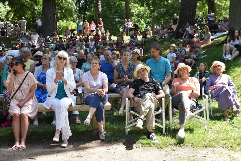  Naleśniki z domową konfiturą i barokowa muzyka na trawie 