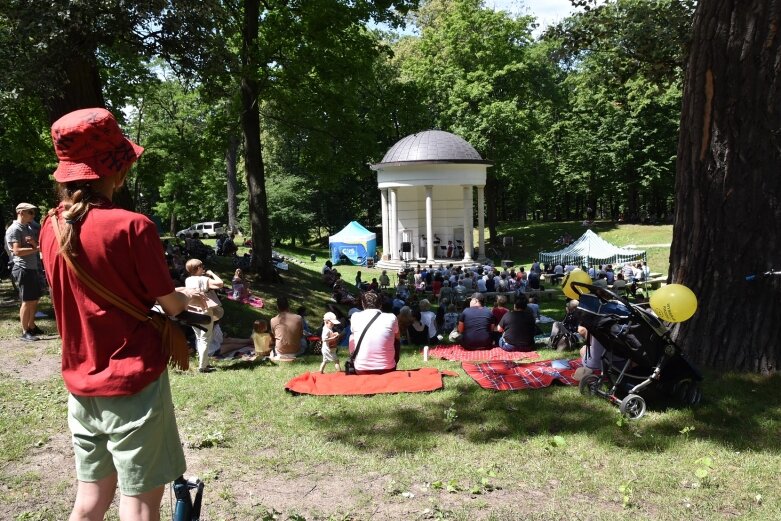  Naleśniki z domową konfiturą i barokowa muzyka na trawie 